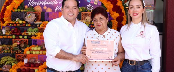 El Presidente Municipal Juan Carlos García Márquez y la Presidenta Honoraria del DIF Santa Lucía del Camino, Bety Santos, entregaron constancias a los participantes de los talleres de pan de yema