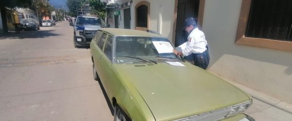 Elementos de la Policía Vial Municipal colocaron un aviso de retiro a un automóvil abandonado en la calle Calicanto