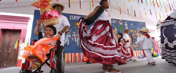 Niñas y niños del Centro de Atención Múltiple (CAM) No. 58 de Santa Lucía del Camino engalanaron la Guelaguetza para celebrar sus 15 años de trabajo.