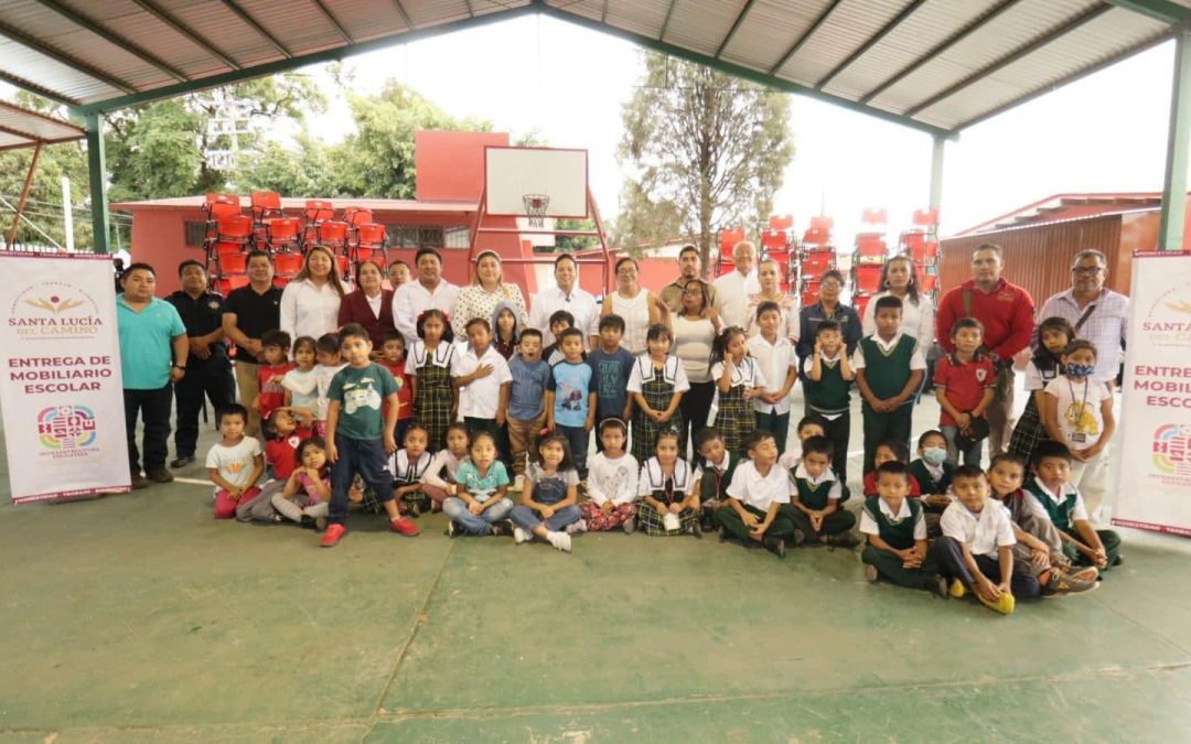 El Presidente Municipal Juan Carlos García Márquez Esta vez asistimos a la escuela vespertina «Cuahutémoc» que se ubica en el Casco Municipal de Santa Lucía del Camino y entregamos mobiliario escolar, así como lentes gratuitos del programa «Ver Bien, para Aprender Mejor»