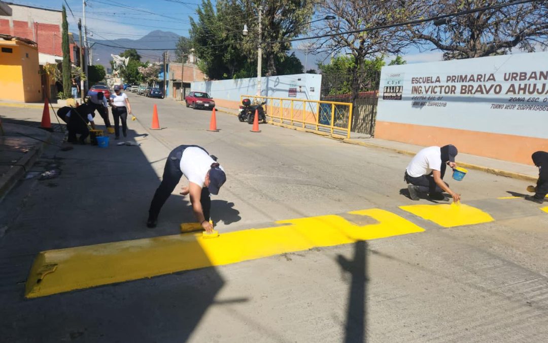 la Policía Vial Municipal realizó la pinta de señalamientos de topes, avisos de no estacionarse y cruce peatonales en la calle Norte 3 y Oriente 10 de la colonia Víctor Bravo Ahuja.